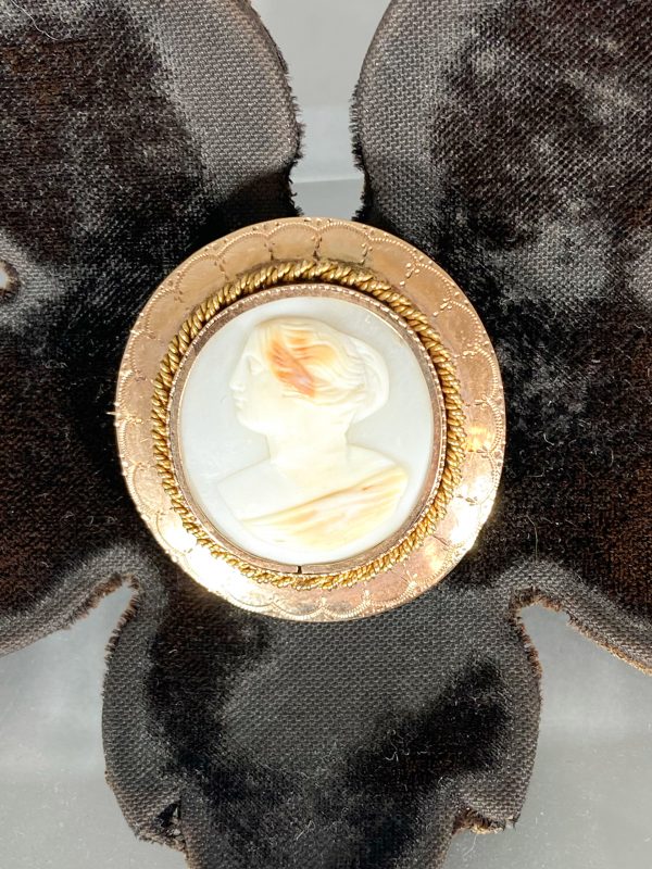 Spilla con Cameo in oro.