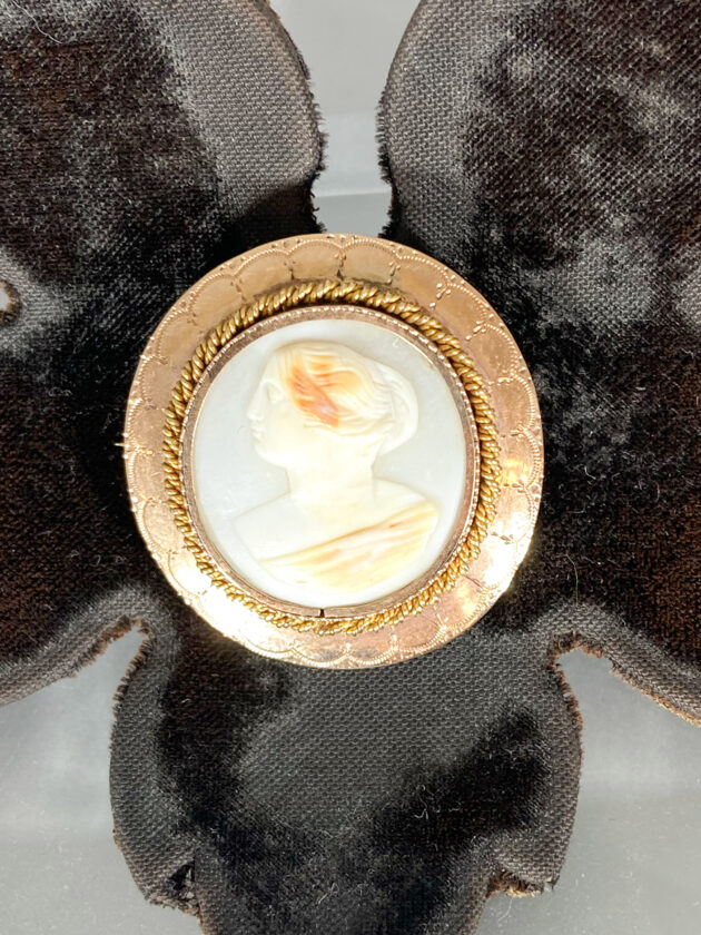 Spilla con Cameo in oro.