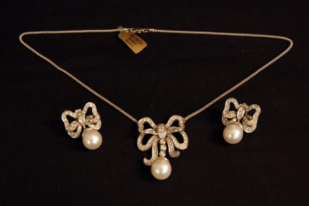 Parure Fiocco Liberty , Collana e Orecchini oro bianco e brillanti .
