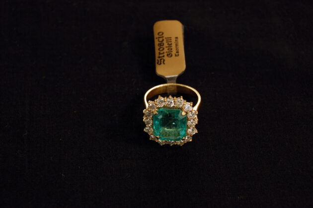 Anello Smeraldo Colombiano e brillanti a giro