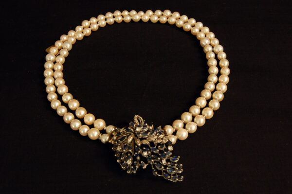 Collier con susta in brillanti , zaffiri , perle e oro bianco