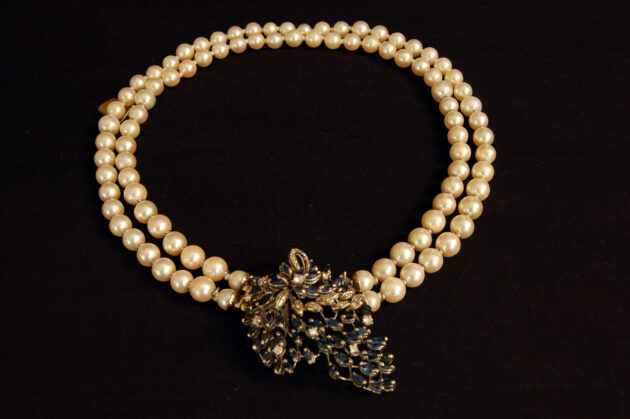 Collier con susta in brillanti , zaffiri , perle e oro bianco