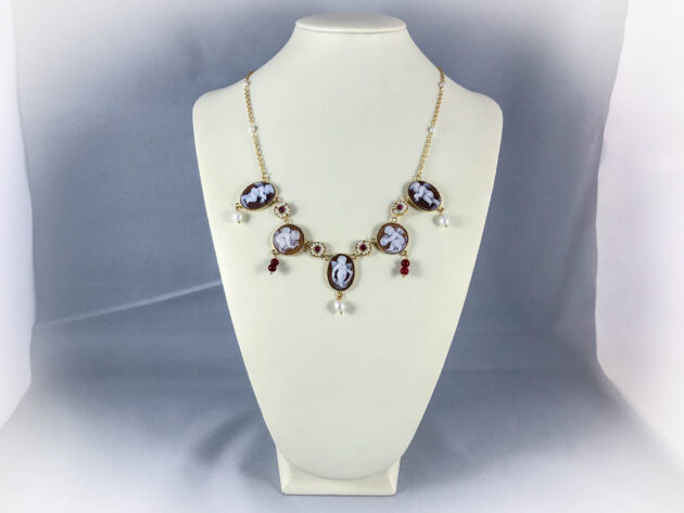 Collana in Argento dorato , Camei microperle e corniole .
