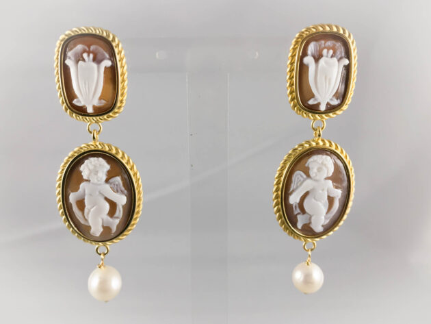 Orecchini in argento dorato con camei di  Puttini e Fiori