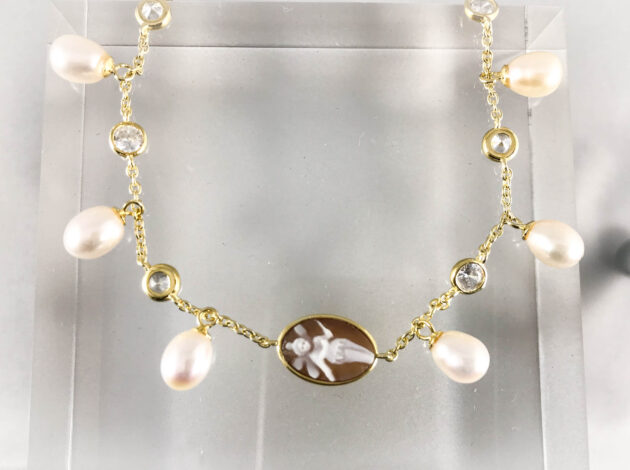 Bracciale in Argento dorato con Cameo Fatina e perle pendenti