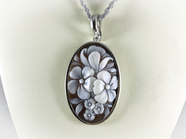 Collana con Ciondolo ovale e Cameo Floreale