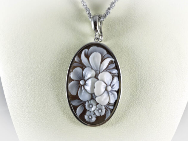 Collana con Ciondolo ovale e Cameo Floreale