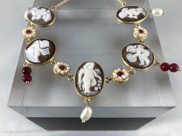 Bracciale in Argento dorato con Camei che raffigurano puttini, corniole e perle pendenti .