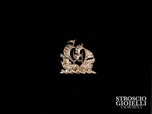 Spilla veliero con diamanti in oro giallo e oro bianco.