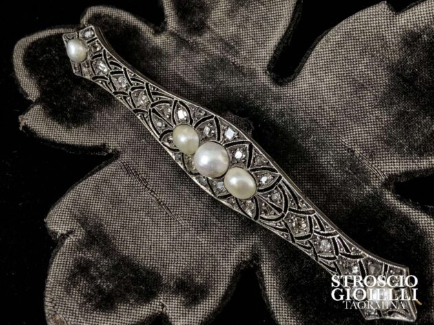 Spilla Liberty in oro con rose di diamanti e perle naturali